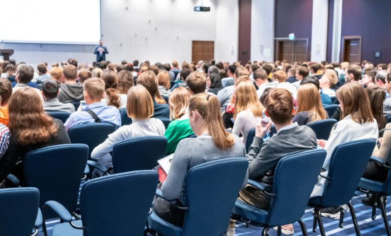 LA RECUPERACION VISTA DESDE LOS CENTROS DE CONVENCIONES scaled