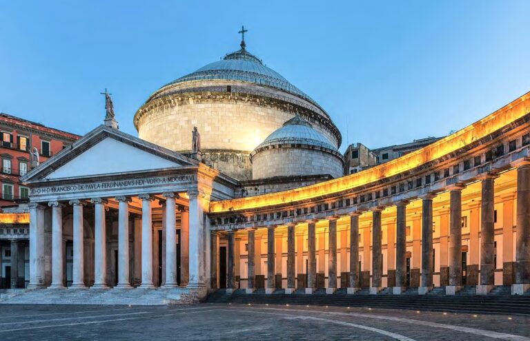 NÁPOLES (ITALIA): MÚLTIPLES CARAS