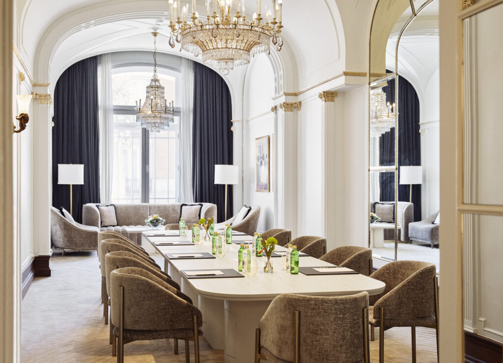 THE PALACE MADRID SALON MATAHARI MAYO 250022 BAJA Salón Matahari configurado para reunión en The Palace Hotel, Madrid.